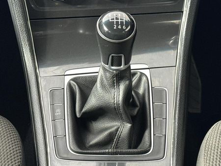2017-Volkswagen-Golf-VII-10-TSI-Comfortline_10