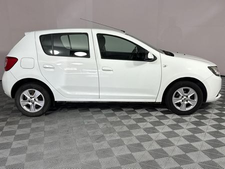 2014-Renault-Sandero-900T-Dynamique_17