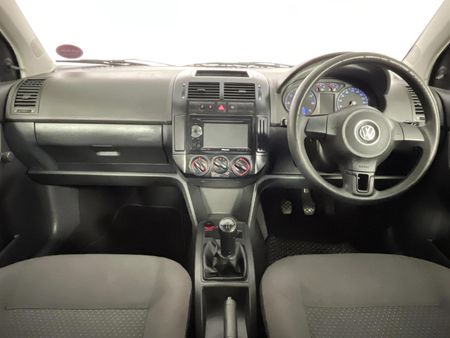 2011-Volkswagen-Polo-Vivo-14-Trendline_1