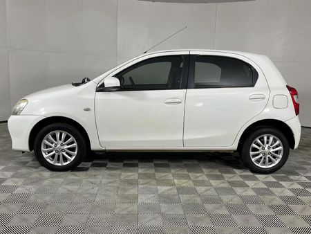 2017-Toyota-Etios-15-XS-5-dr_15