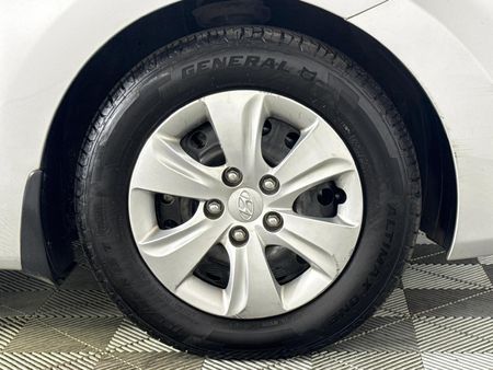 2012-Hyundai-Elantra-16-GLS-Premium_4