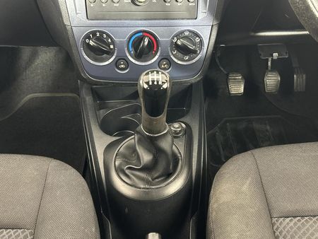 2013-Ford-Figo-14-Ambiente_10