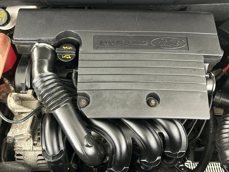 2013-Ford-Figo-14-Ambiente_12