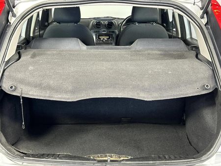 2013-Ford-Figo-14-Ambiente_13