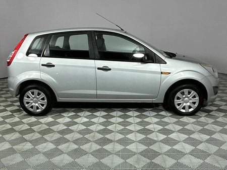 2013-Ford-Figo-14-Ambiente_16