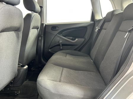 2013-Ford-Figo-14-Ambiente_3