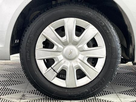 2013-Ford-Figo-14-Ambiente_4