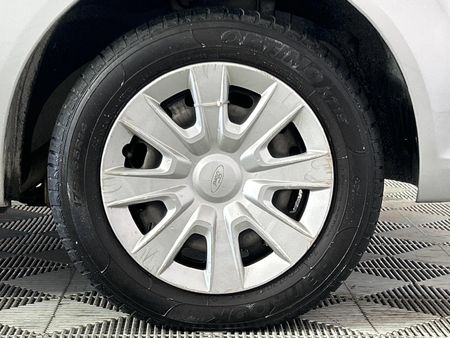 2013-Ford-Figo-14-Ambiente_5