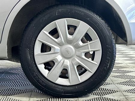 2013-Ford-Figo-14-Ambiente_6