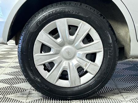 2013-Ford-Figo-14-Ambiente_7