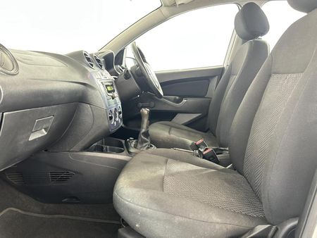 2013-Ford-Figo-14-Ambiente_8