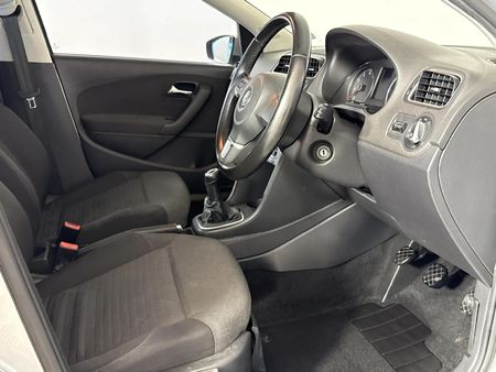 2010-Volkswagen-Polo-16-Comfortline-5-dr_9