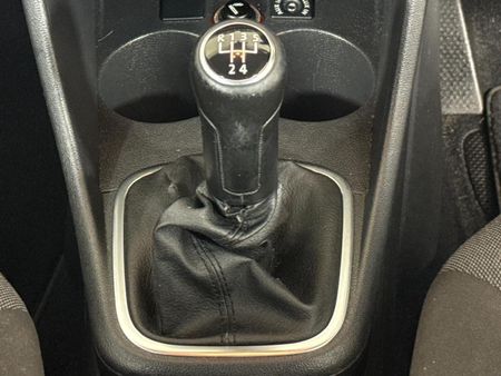 2010-Volkswagen-Polo-16-Comfortline-5-dr_10