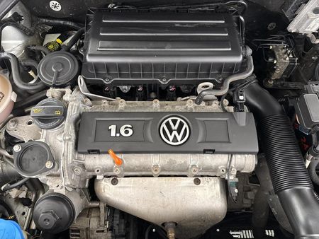 2010-Volkswagen-Polo-16-Comfortline-5-dr_13