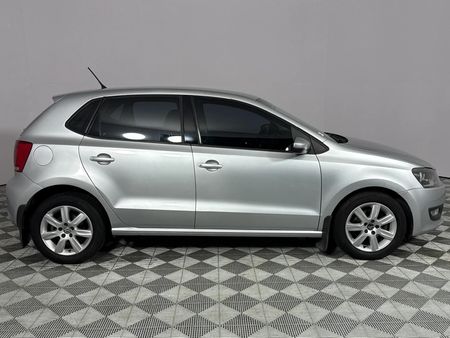 2010-Volkswagen-Polo-16-Comfortline-5-dr_17