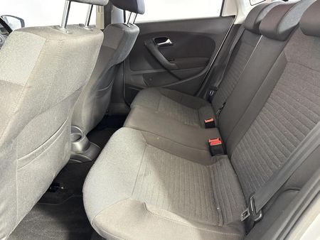 2010-Volkswagen-Polo-16-Comfortline-5-dr_3