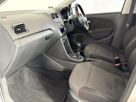 2010-Volkswagen-Polo-16-Comfortline-5-dr_8