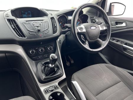2015-Ford-Kuga-15-EcoBoost-Ambiente_5