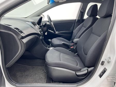 2017-Hyundai-Accent-16-GLS-Fluid-Auto_4