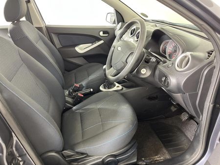 2014-Ford-Figo-14-Trend_9
