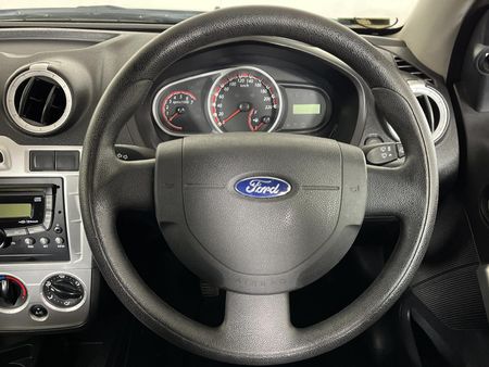 2014-Ford-Figo-14-Trend_11