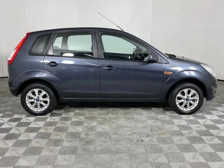 2014-Ford-Figo-14-Trend_16