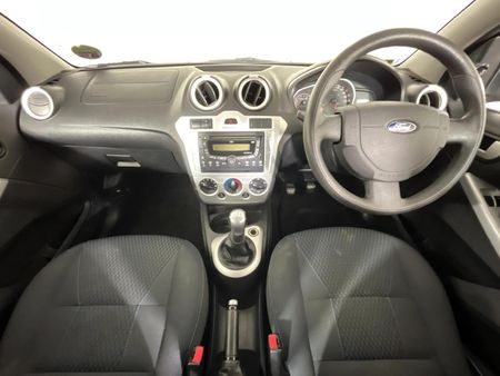 2014-Ford-Figo-14-Trend_1