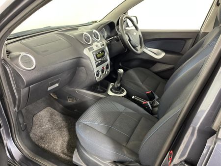 2014-Ford-Figo-14-Trend_8
