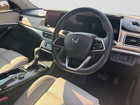 2024-Mahindra-XUV-700-20-AX7L-Auto-7-Seat_12
