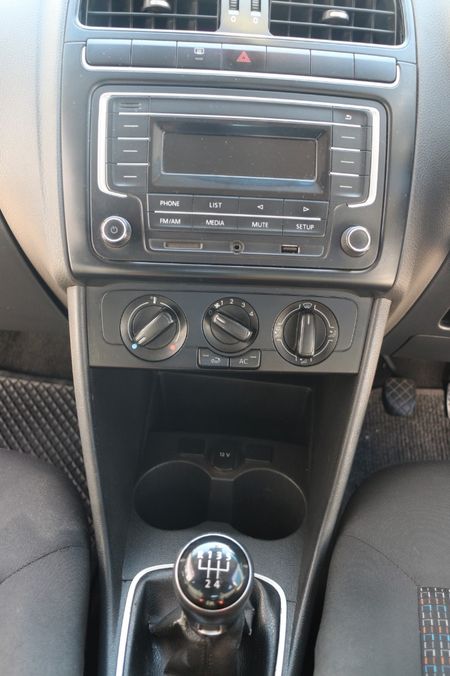 2018-Volkswagen-Polo-Vivo-14-Comfortline-5-dr_14
