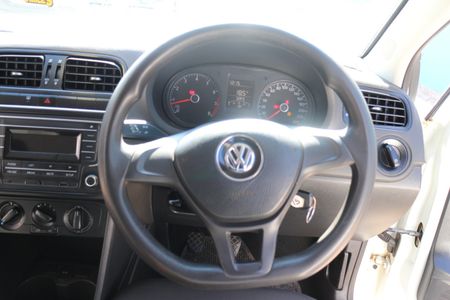 2018-Volkswagen-Polo-Vivo-14-Comfortline-5-dr_16