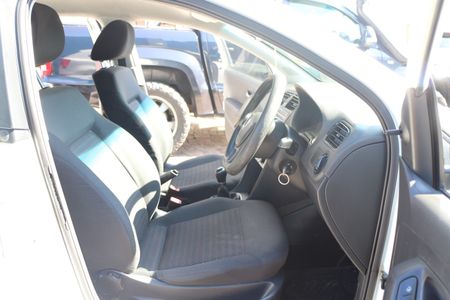 2018-Volkswagen-Polo-Vivo-14-Comfortline-5-dr_6