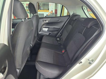 2021-Kia-Picanto-10-Street_11