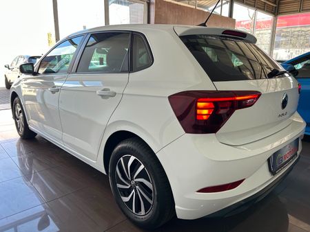 2021-Volkswagen-Polo-10-TSI-Life_4