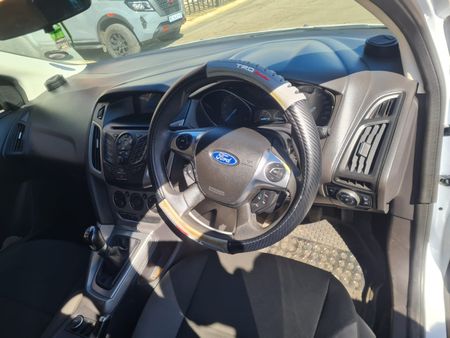 2013-Ford-Focus-14_9