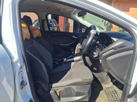 2013-Ford-Focus-14_10