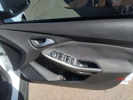2013-Ford-Focus-14_16