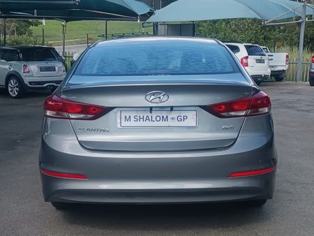 2019-Hyundai-Elantra-16-Executive_5
