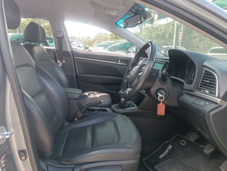 2019-Hyundai-Elantra-16-Executive_6