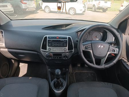 2014-Hyundai-i20-14D-Glide_8