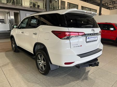 2018-Toyota-Fortuner-24-GD-6-Raised-Body-Auto_4