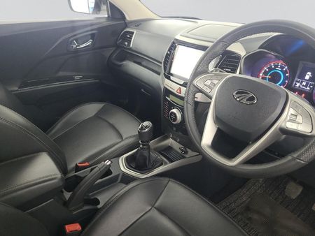 2023-Mahindra-XUV-300-12T-W8_6