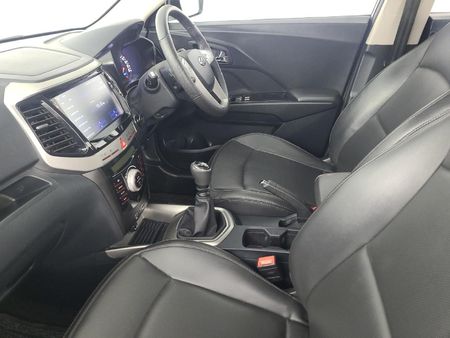2023-Mahindra-XUV-300-12T-W8_7