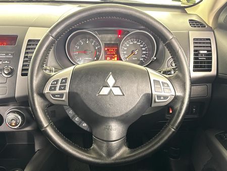 2013-Mitsubishi-Outlander-24-GLX-Auto_10