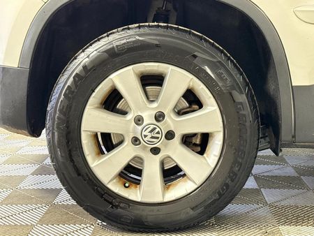 2008-Volkswagen-Tiguan-20-TDI-Track-Field-4Motion-Auto_4