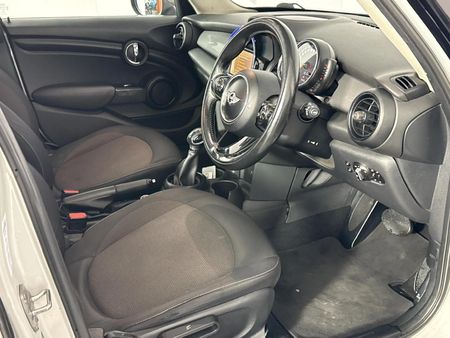2015-MINI-Hatch-Cooper-Auto_9
