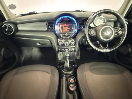 2015-MINI-Hatch-Cooper-Auto_1