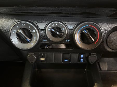 2023-Toyota-Hilux-28-GD-6-Raised-Body-Legend-Extended-Cab_15