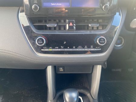 2025-Toyota-Corolla-Cross-18-XS_12