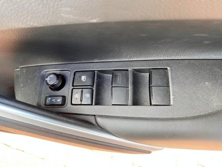 2025-Toyota-Corolla-Cross-18-XS_17